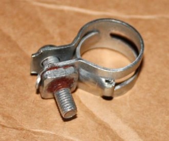CLAMP VENT HOSE OIL FILLER TO AIR CLEANE